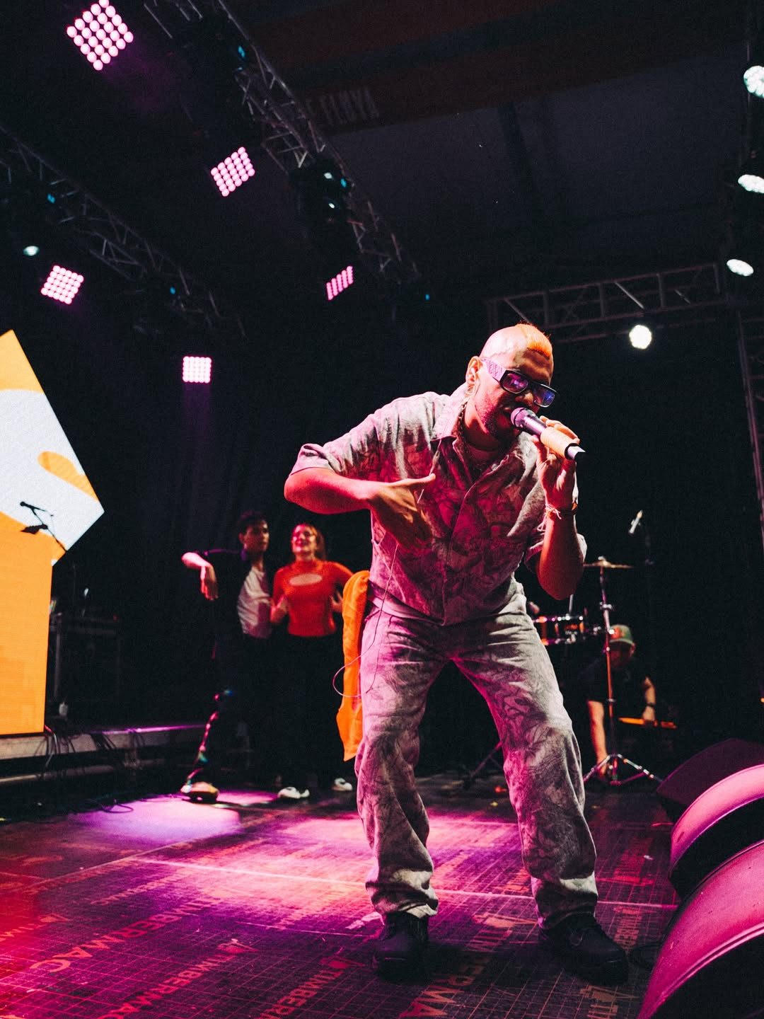 Fer Ariza en concierto con efectos de luces y humo — LA FAM