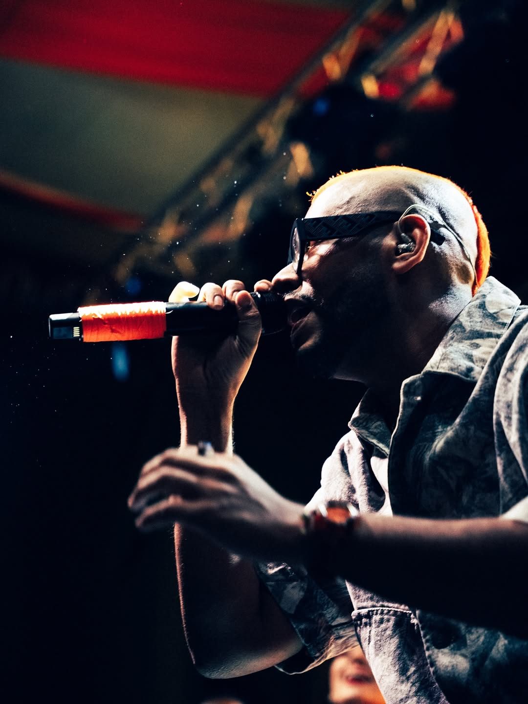 Fer Ariza, El Rey del Merengue Urbano, cantando en vivo en su show de Medellín